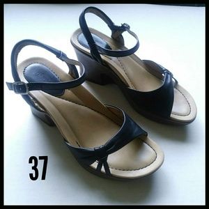 Dansko Black Leather Ankle Strap Sandals. Size 37